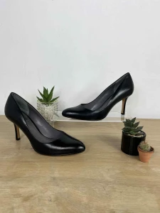 Szpilki r. 36 (Calvin Klein-skóra)